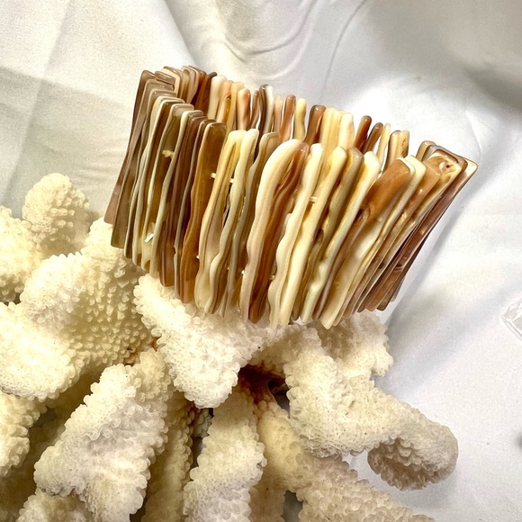 Vintage Mother of pearls Natural Shell stretch Bracelet. - Picture 2 of 9